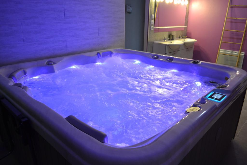 Au Coeur Du Bien-Etre, Gite Avec Piscine Chauffee Et Couverte, Spa, Sauna, Massages Monteaux Екстериор снимка